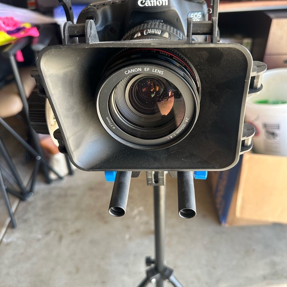 Canon eos 6d with EF Lens - Picture 1 of 4